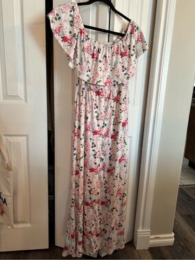Pink & White Floral on or Off-Shoulder Maxi. Size medium. Has pockets.